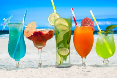 Adam sahilde yaz kokteylleri içecekler