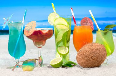 Yaz kokteylleri ile adam sahilde