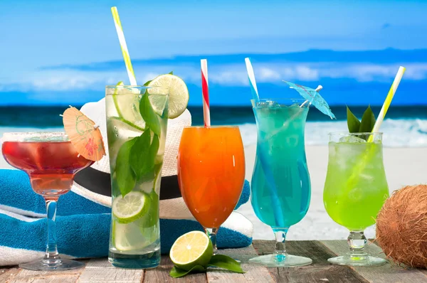 Sommercocktails Drinks mit Strand im Hintergrund — Stockfoto