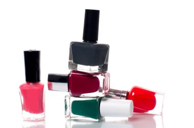 beyaz zemin üzerine parlak tırnak cilaları grubu