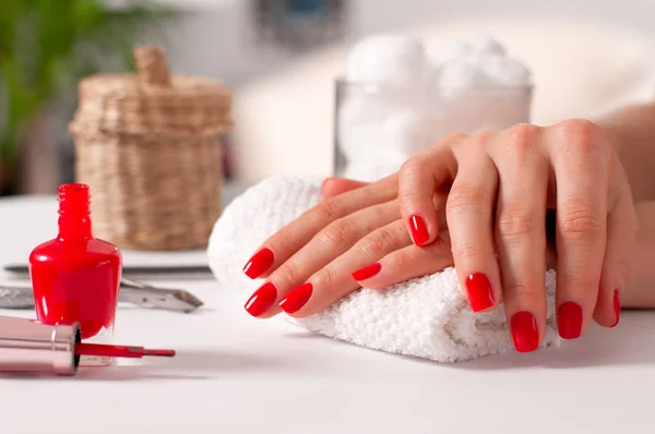 Cuidado de las manos. Hermosa manicura, manos de mujer con uñas rojas —  Fotos de Stock