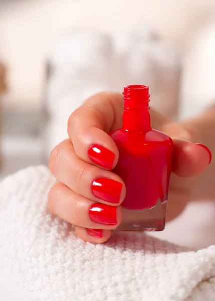 Belle manucure, main de femme avec manucure rouge sur ongle — Photo