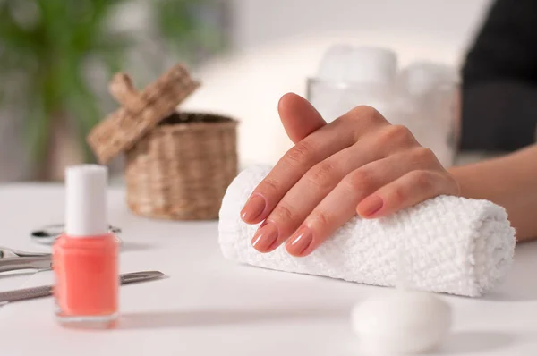 Handpflege. Schöne Maniküre, Frauenhände im Wellnessbereich — Stockfoto