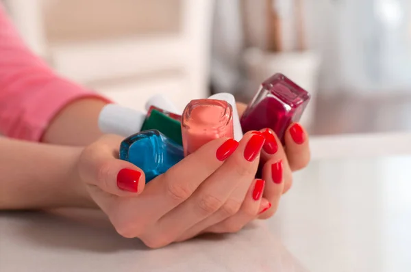 Manos de mujer con esmaltes de uñas en salón de uñas —  Fotos de Stock