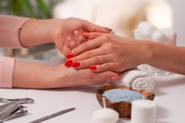 Manikür kavramı. Güzel kadının el wiith kırmızı çivi kaplıca. 