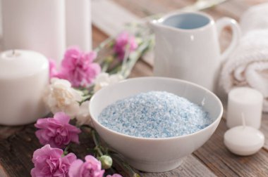 Bahar çiçekleri ve deniz sal güzel spa kompozisyonu