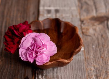 Spa kavramı. Masada ahşap kase çiçeklenir