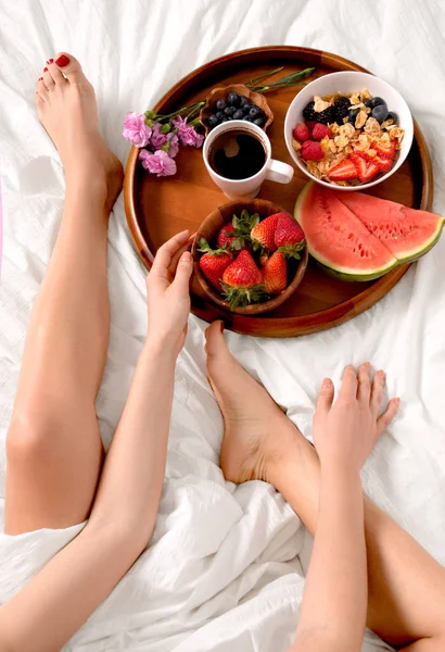 Donna che fa colazione nel letto . — Foto Stock