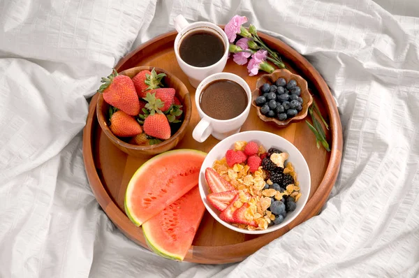 Petit déjeuner au lit. Aliments sains et café sur plateau — Photo