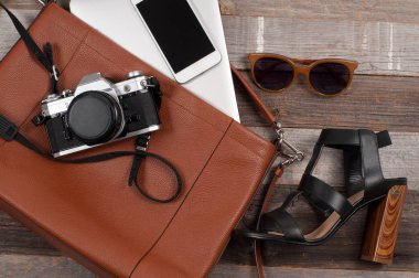 Kadın ve moda aksesuarları için giyim: çanta, güneş gözlüğü ve kamera