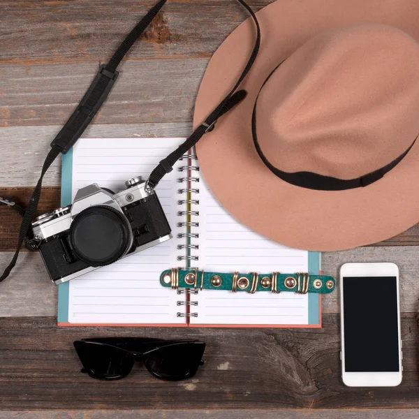 Concepto de viaje. Accesorios mujer: bolsa, gafas de sol y cámara — Foto de Stock