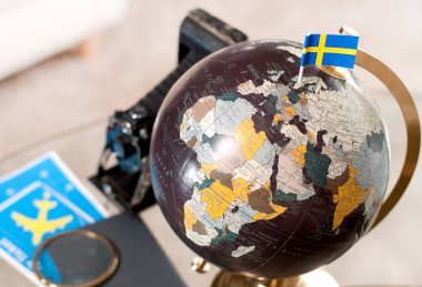  Uçak bileti ve dünya üzerinde İsveç bandıralı 