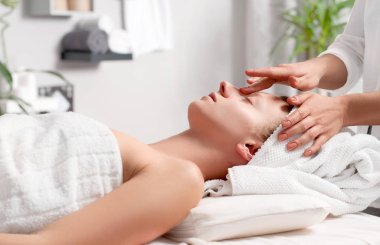 Spa salonda masaj yüz sahip güzel ve genç birbayan