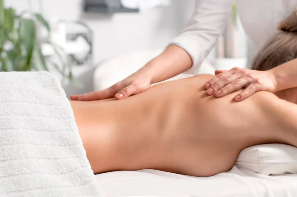 Žena s masáž těla ve spa salonu. — Stock fotografie