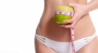 İnce ve sportif kadın bedeni, başarılı kilo kaybı