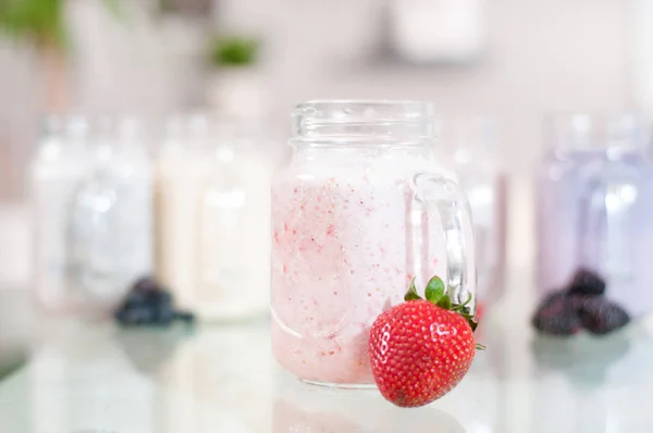 Smoothie de leite refrescante com bagas espalhadas — Fotografia de Stock