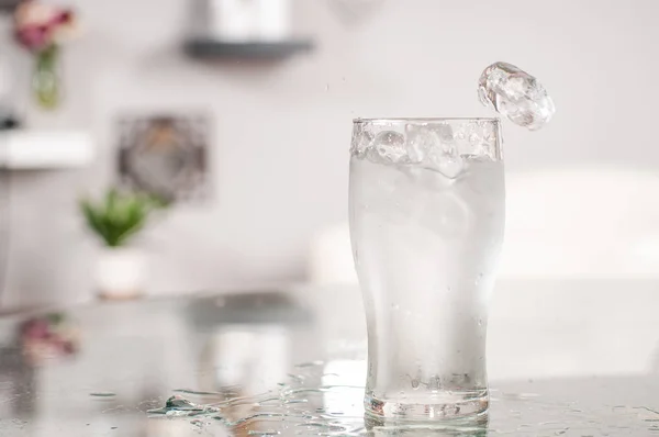 Vaso de agua y hielo sobre la mesa —  Fotos de Stock