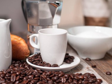 Fincan kahve ve kahve makinesini ahşap masa üzerinde