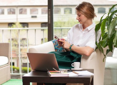 Çalışma ve akıllı telefon kullanarak iş kadını