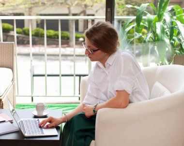 İş kadını dizüstü bilgisayar kullanıyor