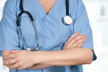 Steteskoplu doktor hastanede.