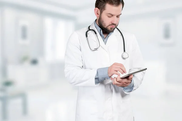 Läkare med stetoskop och digitala tablett — Stockfoto