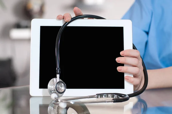 Stetoskop, vita tablet pc och läkare verktyg — Stockfoto