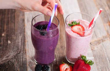 Taze böğürtlen ve çilek bir cam ile yapılan Milkshakes 