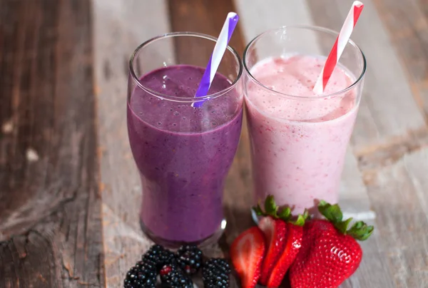 Milkshakes à base de bleuets et de fraises frais dans un verre — Photo