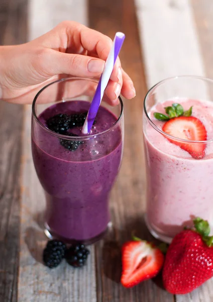 Milkshakes made with fresh blueberries and strawberries in a glass — Stock Photo, Image