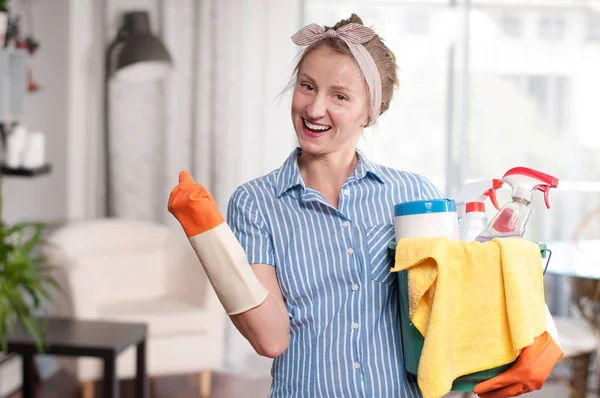 Kobieta z detergentem — Zdjęcie stockowe