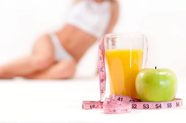 Glass of orange juice with green apple and  measuring tape — Stock Photo, Image