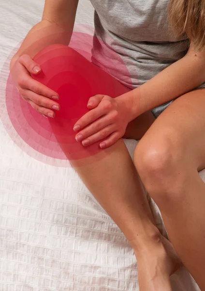 Mujer sintiendo dolor en la rodilla — Foto de Stock
