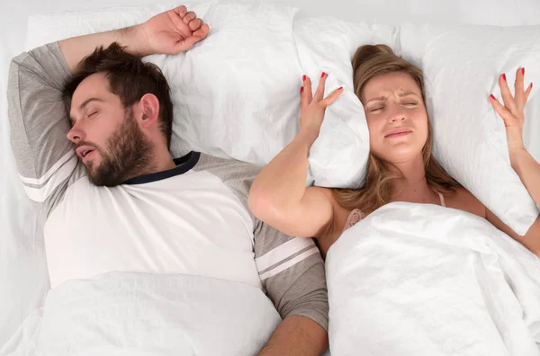 Pár, spí v posteli. Žena nemůže spát kvůli chrápání svého muže — Stock fotografie