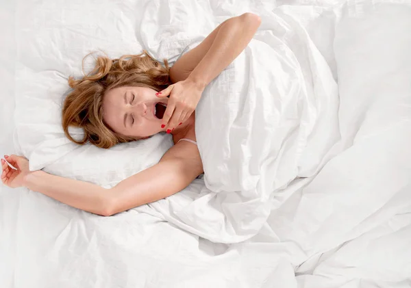 Γυναίκα ξυπνάει και χασμουρητό μετά τον ύπνο, για να — Φωτογραφία Αρχείου