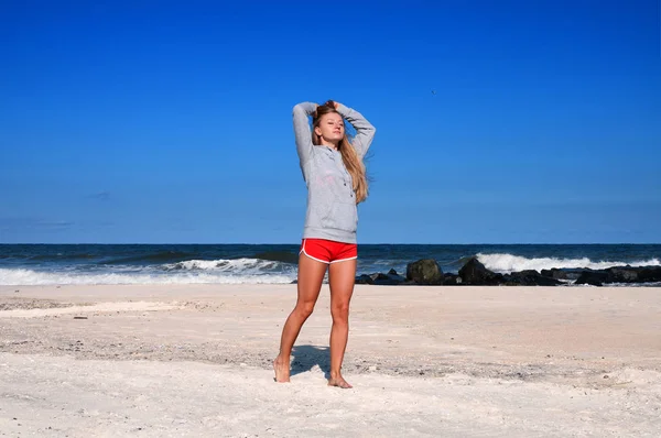 Gezonde vrouw draait op het strand, te sporten buiten, vrijheid, vakantie — Stockfoto