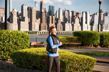 Kadın atlet şehir merkezindeki Manhattan view koşu