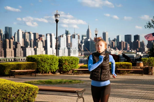La corredora está corriendo a la vista del centro de Manhattan — Foto de Stock