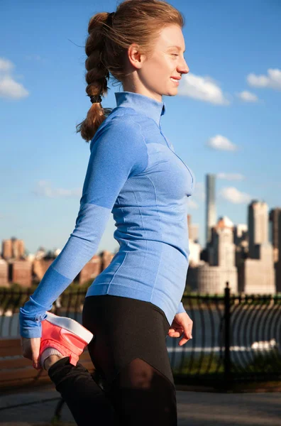 Žena strečink před fitness v Manhattanu a výhledem na park — Stock fotografie