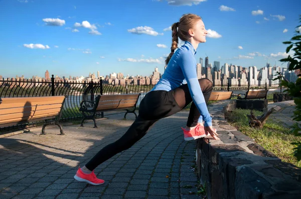 Žena strečink před fitness v Manhattanu a výhledem na park — Stock fotografie