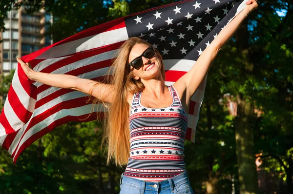 Patriot kobieta trzyma flagę Stanów Zjednoczonych — Zdjęcie stockowe