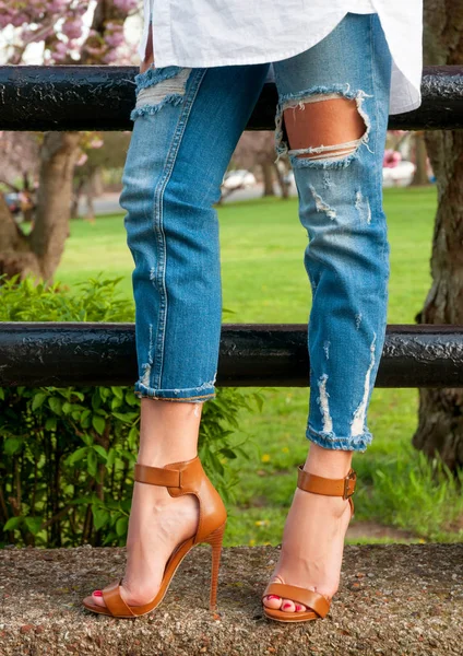 Женские ноги в джинсах и туфлях на каблуках . — стоковое фото