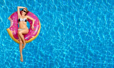 Bikini yüzme havuzunda şişme şişme kadın. 