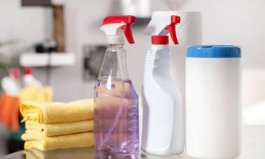 Temizlik malzemeleri. Plastik deterjan şişeleri.