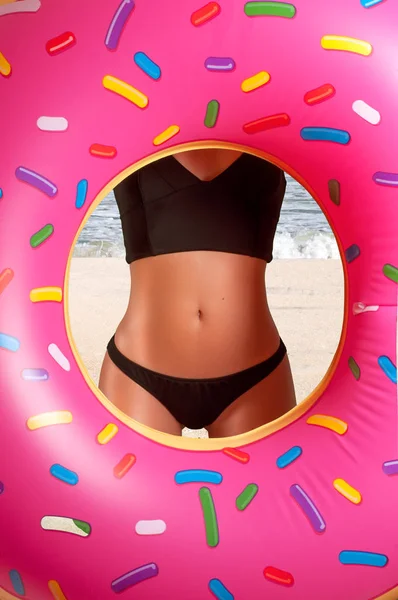 Summer vacation at the beach. Beautiful female waist — Stock Photo, Image