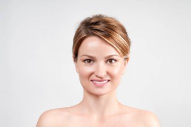 Güzellik yüz cilt bakımı. Kadın temiz mükemmel deri ile