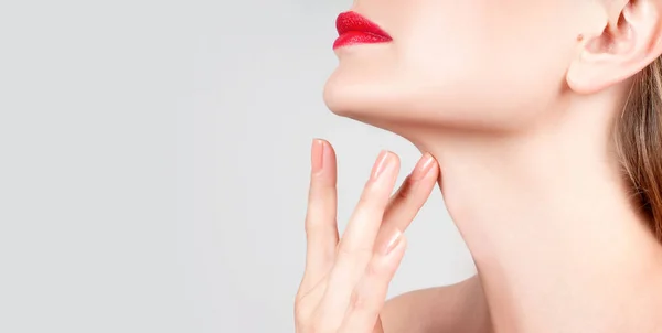 Hermoso cuello de mujer con piel limpia y labios rojos — Foto de Stock