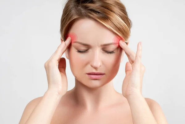 Baş ağrısı migren sahip kadın — Stok fotoğraf