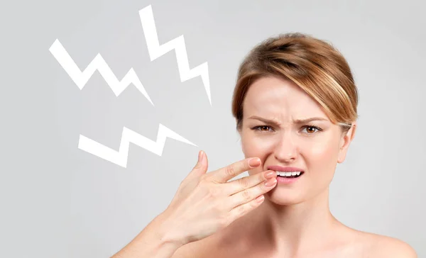 Diş ağrısı acı kadın closeup 