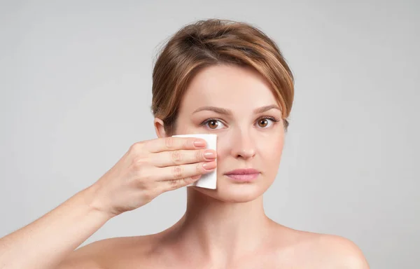 Beleza. Mulher removendo maquiagem com almofada de algodão . — Fotografia de Stock